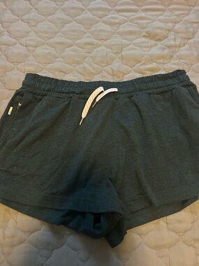 Vuori medium shorts green/teal